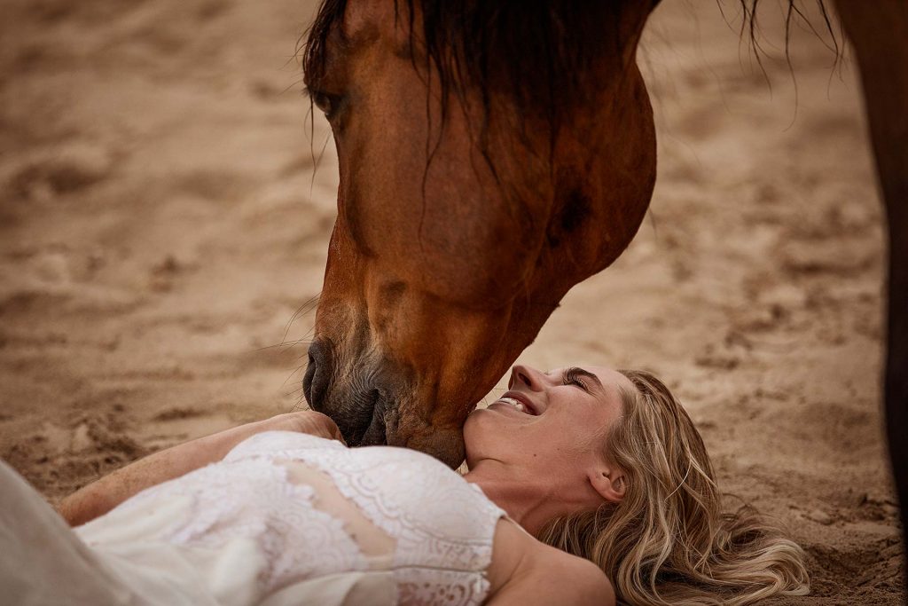 So viel Vertrauen schenkte uns der PRE Wallach seiner Besitzerin bei unserem Fotoshooting mit der Pferdefotografin Carina Paul