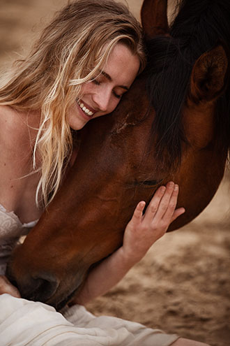 Ein vertrauensvoller Moment zwischen Mensch und Pferd